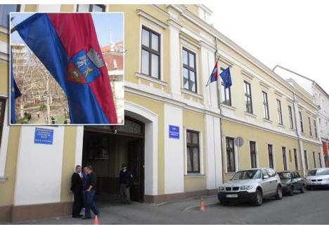"JUDEŢUL" ORADEA. Din prostie sau necunoaştere, pe clădirea Prefecturii şi Consiliului Judeţean, în locul drapelului Bihorului este arborat, alături de cel naţional, steagul roşu-albastru al Oradiei